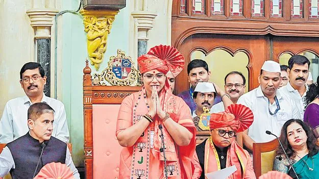 44 ఏళ్ల తర్వాత ముంబై పీఠంపై బీజేపీ