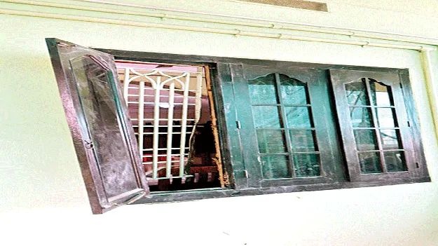 రిటైర్డ్‌ నేవీ ఉద్యోగి ఇంట్లో చోరీ