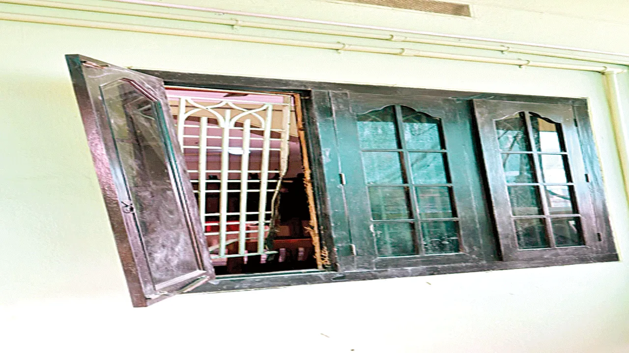 రిటైర్డ్‌ నేవీ ఉద్యోగి ఇంట్లో చోరీ