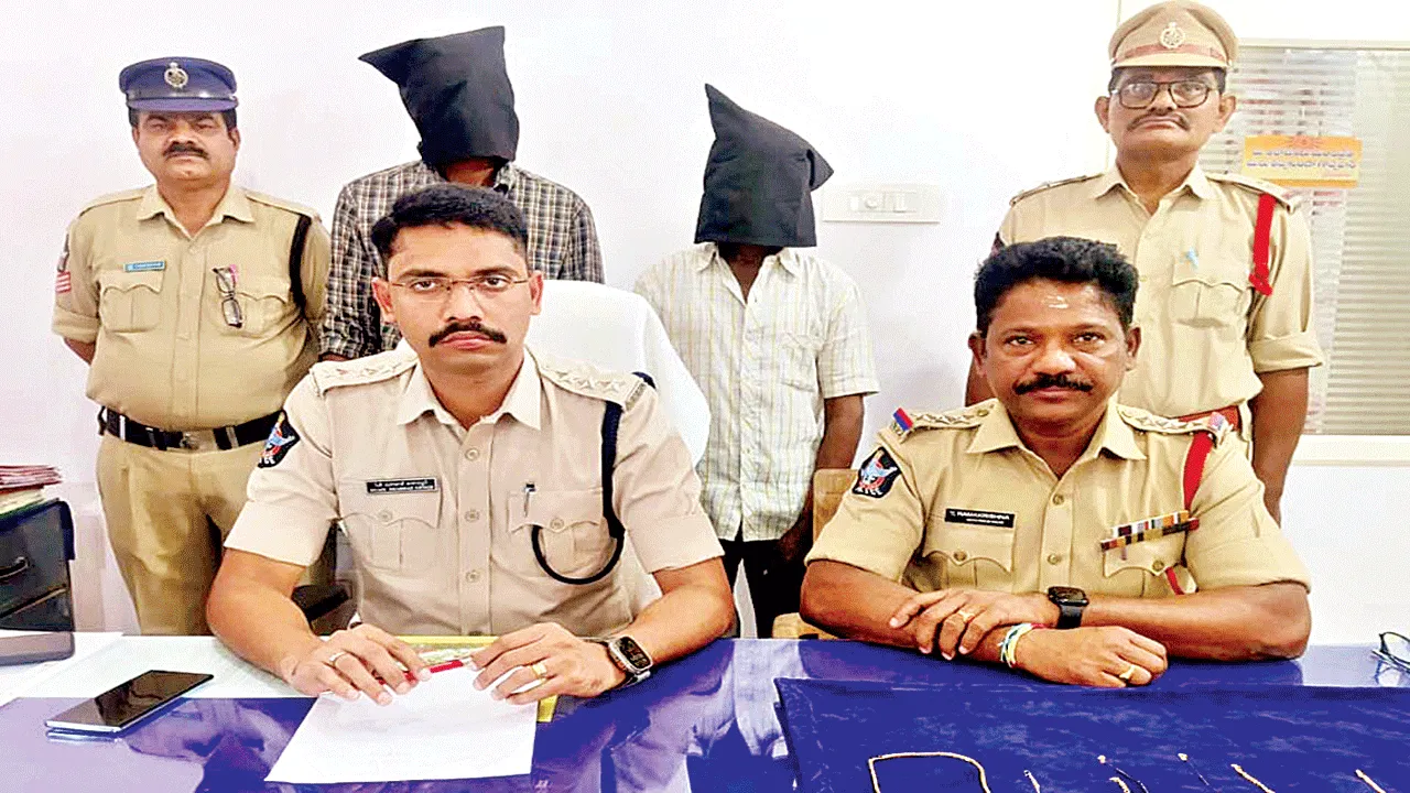 అవసరాల కోసం దొంగలుగా మారి..