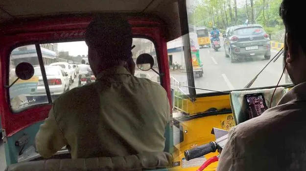 ఆటో డ్రైవర్ల సెల్‌ఫోన్ పిచ్చి.. డ్రైవింగ్ చేస్తూ కూడా..