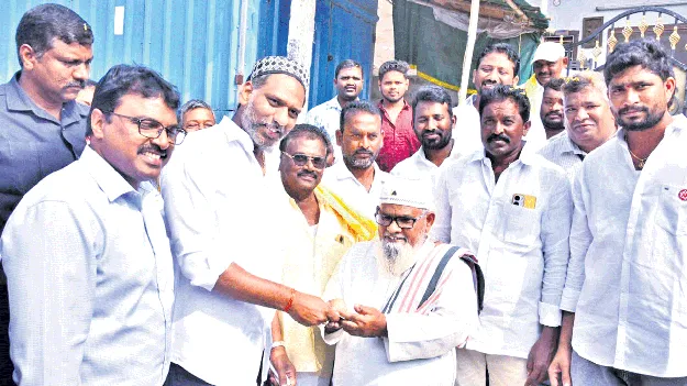 పలుకరిస్తూ.. పరామర్శిస్తూ..