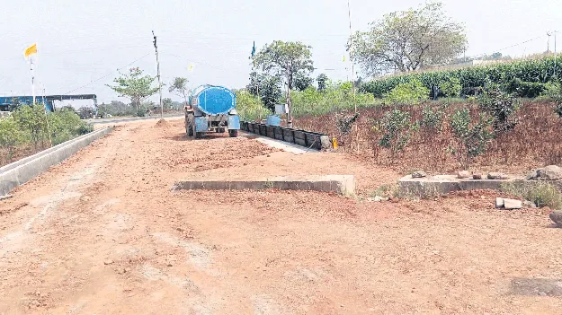 మైనర్‌ కాలువ ఆక్రమించి వెంచర్‌