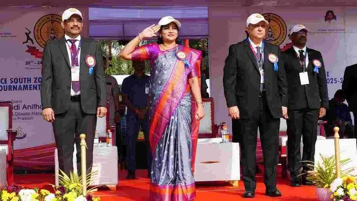 టీ-20 క్రికెట్ టోర్నమెంట్ ప్రారంభించిన హోం మంత్రి అనిత