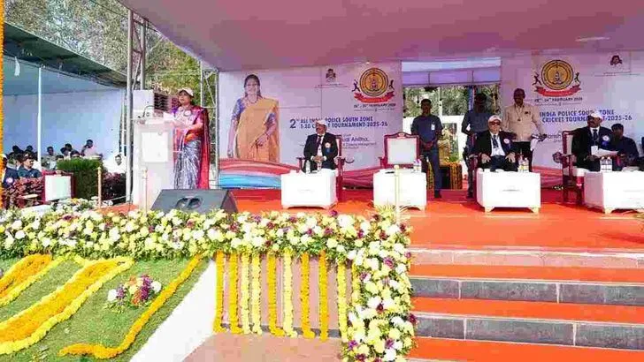 టీ-20 క్రికెట్ టోర్నమెంట్ ప్రారంభించిన హోం మంత్రి అనిత