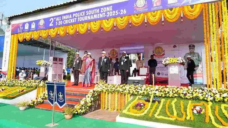 టీ-20 క్రికెట్ టోర్నమెంట్ ప్రారంభించిన హోం మంత్రి అనిత