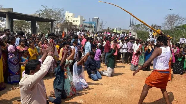 శరీరాలపై కొరడాల నాట్యం 