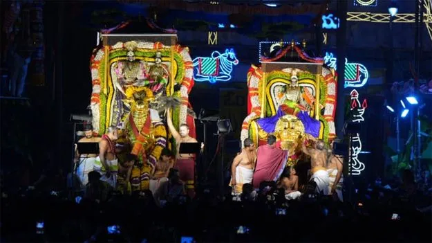 నందివాహనంపై ముక్కంటీశుడి చిద్విలాసం