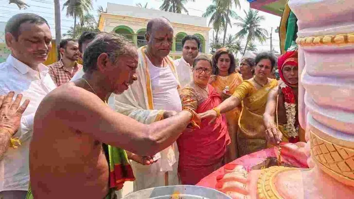 క్రాపలో ఆధ్యాత్మిక శోభ.. నేత్రపర్వంగా ఆలయ పున:ప్రతిష్ఠాపన మహోత్సవం.. 