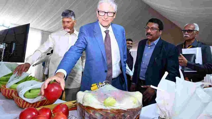 ఉండవల్లిలో వ్యవసాయక్షేత్రాన్ని సందర్శించిన బిల్‌గేట్స్ 