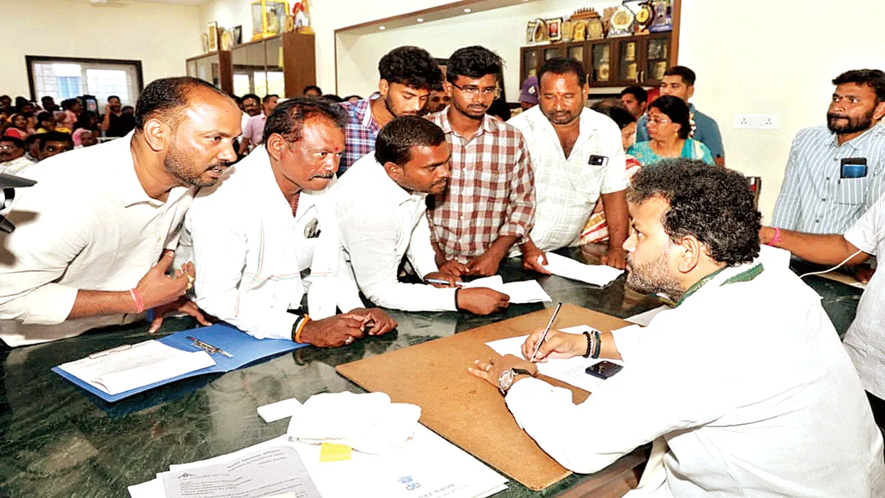 12 గంటలు.. 1500 వినతులు