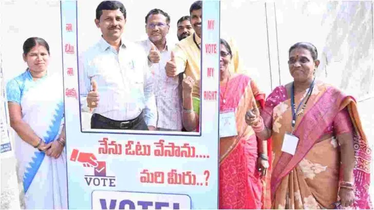  భువనగిరిలో ఓటు హక్కు వినియోగించుకుంటున్న ఓటర్లు