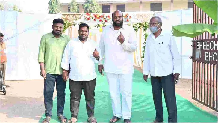  భువనగిరిలో ఓటు హక్కు వినియోగించుకుంటున్న ఓటర్లు