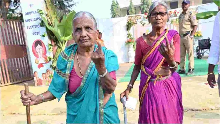  భువనగిరిలో ఓటు హక్కు వినియోగించుకుంటున్న ఓటర్లు