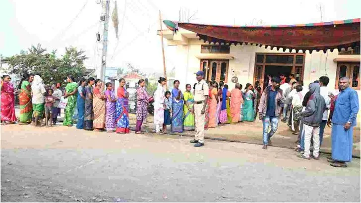  తెలంగాణలో ఓటు హక్కు వినియోగించుకుంటున్న ఓటర్లు