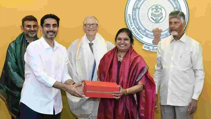 అమరావతిలో ఆర్టీజీఎస్ కేంద్రాన్ని సందర్శించిన బిల్‌గేట్స్ 