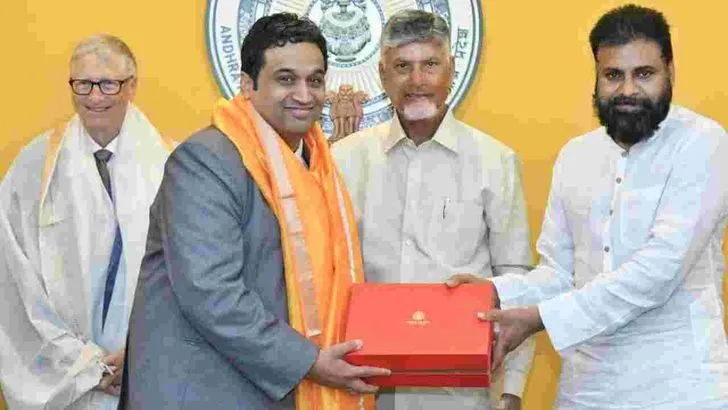 అమరావతిలో ఆర్టీజీఎస్ కేంద్రాన్ని సందర్శించిన బిల్‌గేట్స్ 