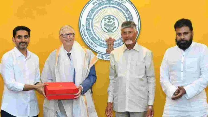 అమరావతిలో ఆర్టీజీఎస్ కేంద్రాన్ని సందర్శించిన బిల్‌గేట్స్ 