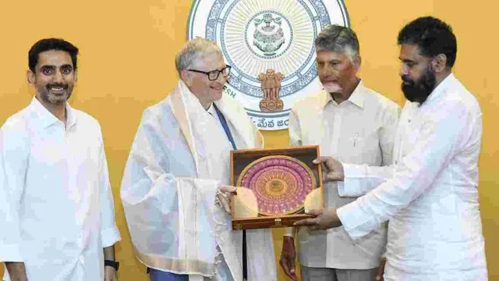 అమరావతిలో ఆర్టీజీఎస్ కేంద్రాన్ని సందర్శించిన బిల్‌గేట్స్ 