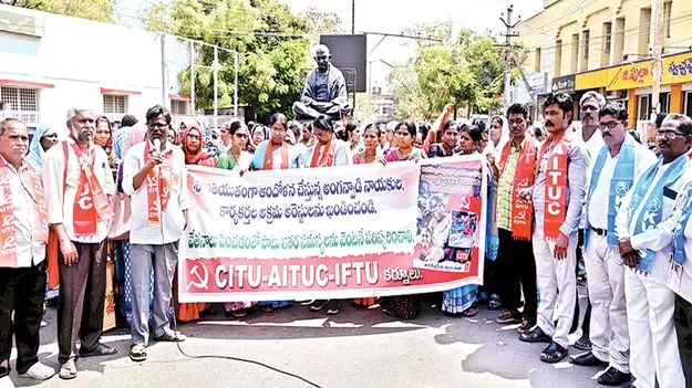 అంగన్‌వాడీ టీచర్లను విడుదల చేయాలి