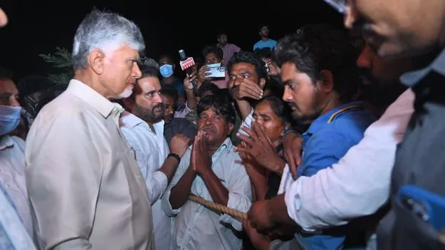  కాకినాడ జిల్లా  బాణసంచా పేలుళ్ల ఘటన.. పూర్తి నివేదిక ఇవ్వాలి.. అధికారులకు సీఎం ఆదేశాలు