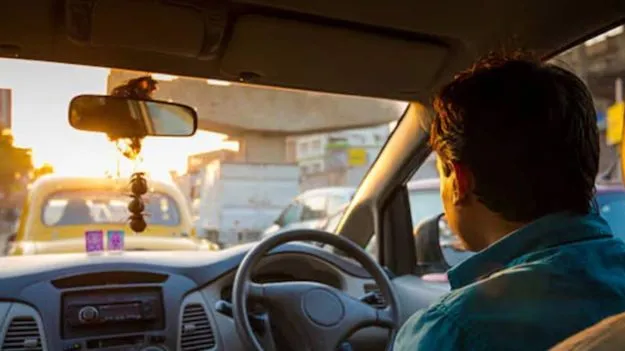 డ్రైవర్ వింటున్నా పట్టించుకోక కారులో ఆ విషయంపై చర్చ! చివరకు..