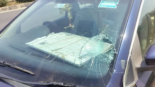 కారు, లారీ ప్రమాదం.. ఏబీఎన్ ఇన్‌పుట్ ఎడిటర్ కుటుంబానికి తప్పిన ప్రమాదం..