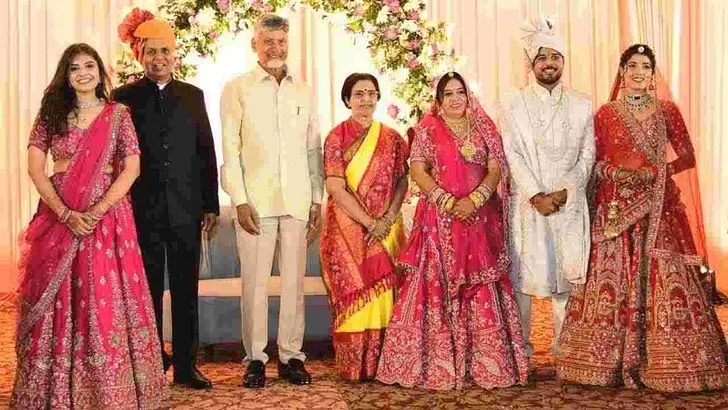 ఐఏఎస్ అధికారి దంపతులను ఆశీర్వదించిన సీఎం చంద్రబాబు దంపతులు