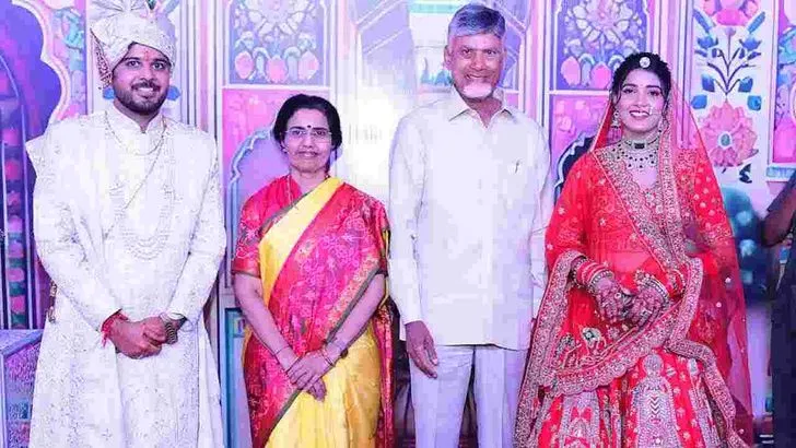 ఐఏఎస్ అధికారి దంపతులను ఆశీర్వదించిన సీఎం చంద్రబాబు దంపతులు