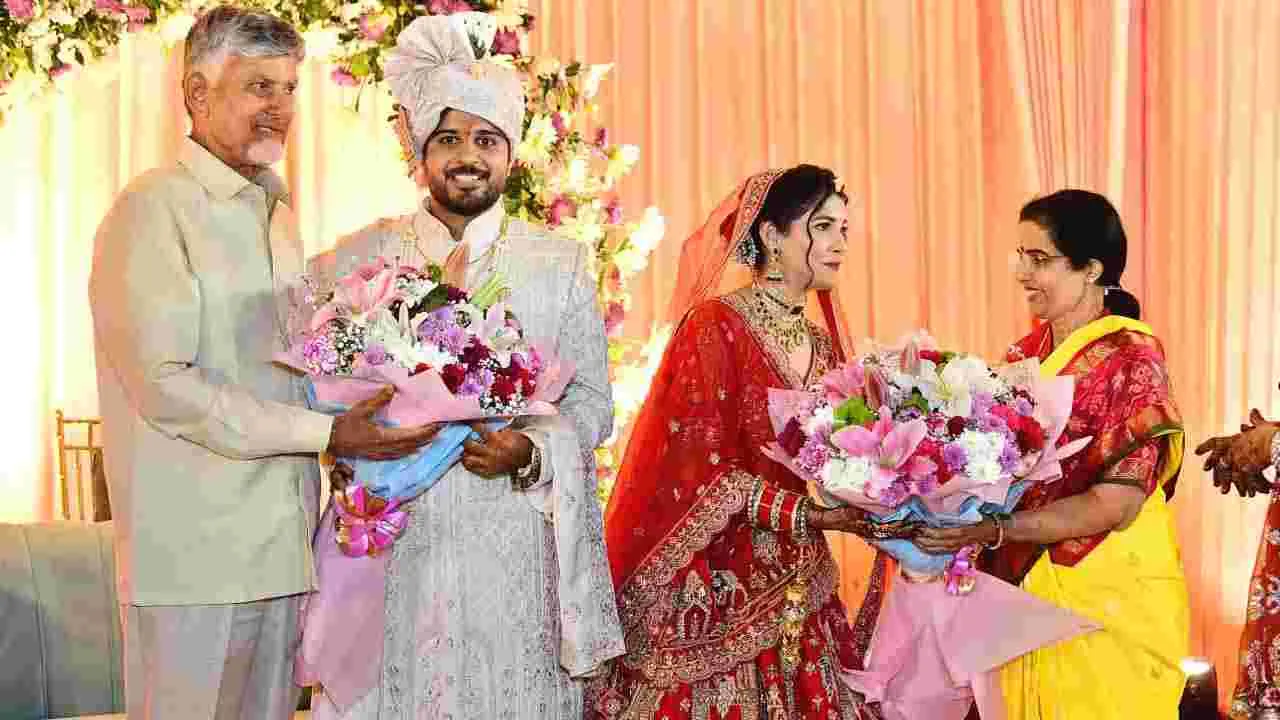 ఐఏఎస్ అధికారి దంపతులను ఆశీర్వదించిన సీఎం చంద్రబాబు దంపతులు