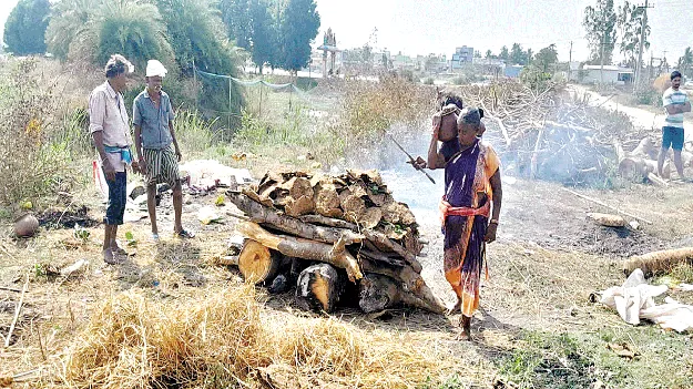 కుమారుడికి తల్లి అంత్యక్రియలు