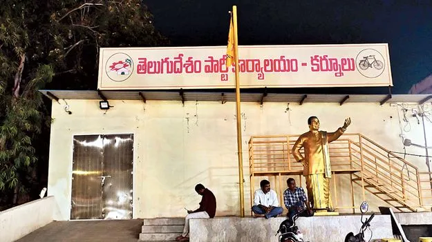 ప్రజల్లో ఉండే వారికే  టికెట్లు..!