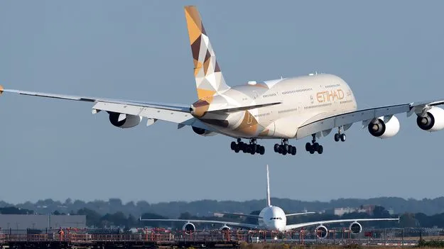 అభుదాబిలో చిక్కుకున్న తెలుగువాళ్లు