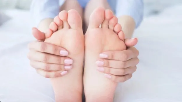 పాదాలలో ఈ 4 లక్షణాలు కనిపిస్తే జాగ్రత్త..!