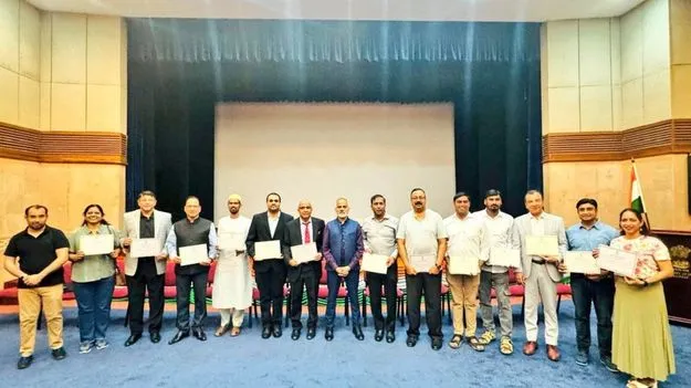 ఒమాన్‌లో తెలుగు సామాజిక కార్యకర్తలకు రాయబారి అభినందన