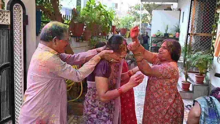 ఆదిలాబాద్‌లో మిన్నంటిన హోలీ సంబరాలు..