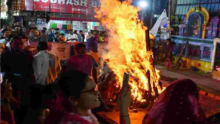 ఉజ్జయిని మహంకాళి దేవాలయం వద్ద కామదహనం..