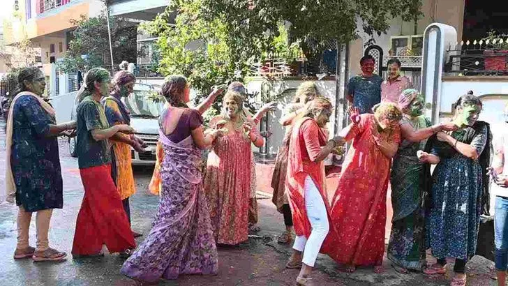 ఆదిలాబాద్‌లో మిన్నంటిన హోలీ సంబరాలు..