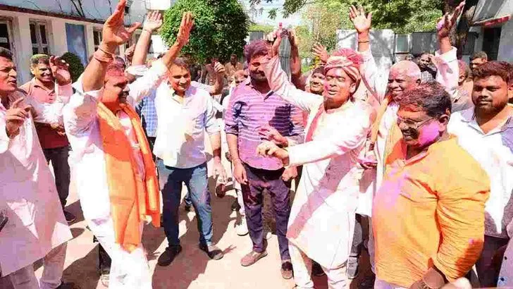 ఆదిలాబాద్‌లో మిన్నంటిన హోలీ సంబరాలు..