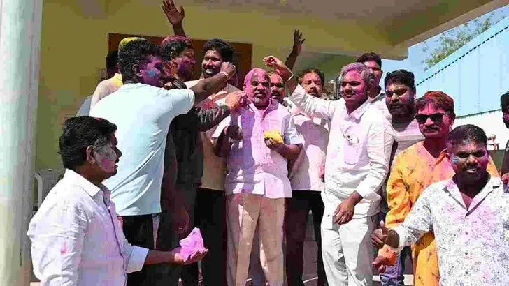 ఆదిలాబాద్‌లో మిన్నంటిన హోలీ సంబరాలు..