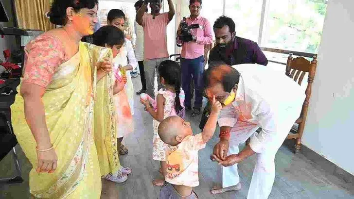 ఆదిలాబాద్‌లో మిన్నంటిన హోలీ సంబరాలు..