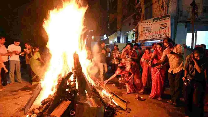 హనుమకొండ పెట్రోల్ పంప్ జంక్షన్‌లో ఘనంగా కామదహనం వేడుకలు