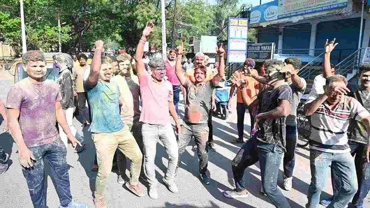 ఆదిలాబాద్‌లో మిన్నంటిన హోలీ సంబరాలు..