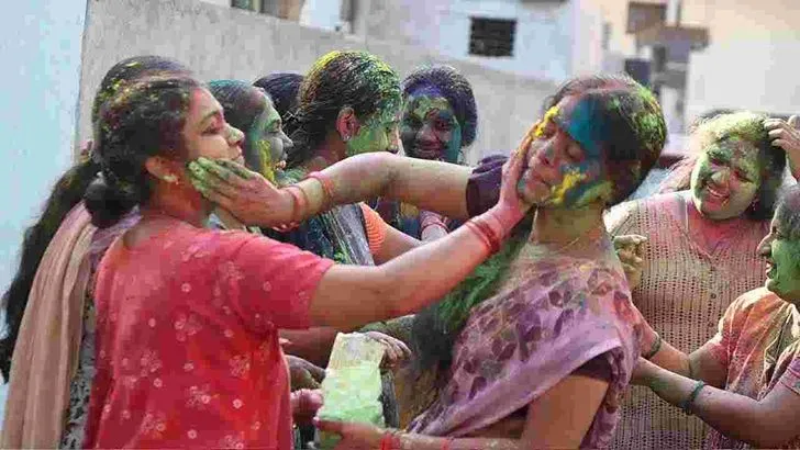 ఆదిలాబాద్‌లో మిన్నంటిన హోలీ సంబరాలు..