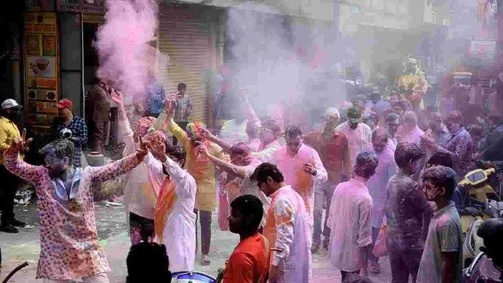 బేగం బజార్‌లో హోలీ సంబరాలు..