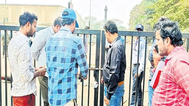 పన్ను బకాయిదారులకు మహా షాక్‌ 