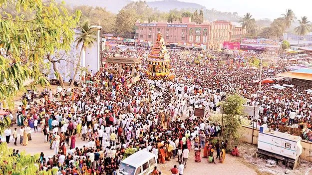    వైభవంగా మహానందీశ్వరుని రథోత్సవం   
