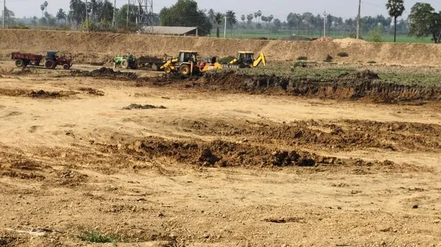 మట్టి.. కొల్లగొట్టి..!