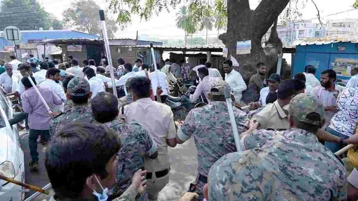 జనగామలో ఉద్రిక్తత.. పోలీసుల లాఠీచార్జ్..