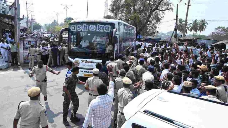 జనగామలో ఉద్రిక్తత.. పోలీసుల లాఠీచార్జ్..